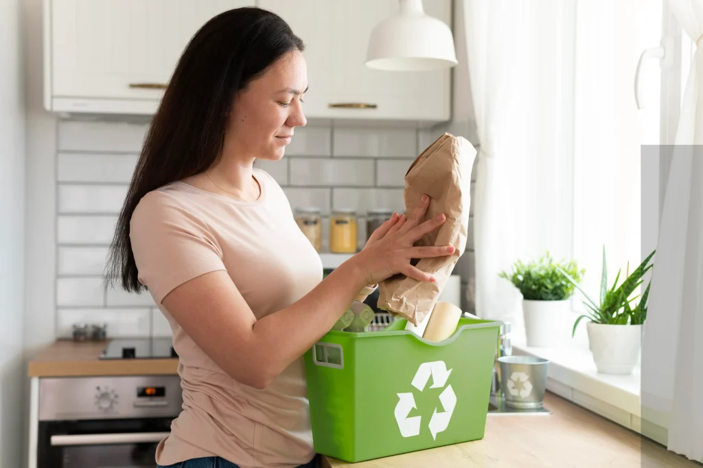 Persona reciclando en casa como ejemplo de hábitos sostenibles para empezar una vida más consciente
