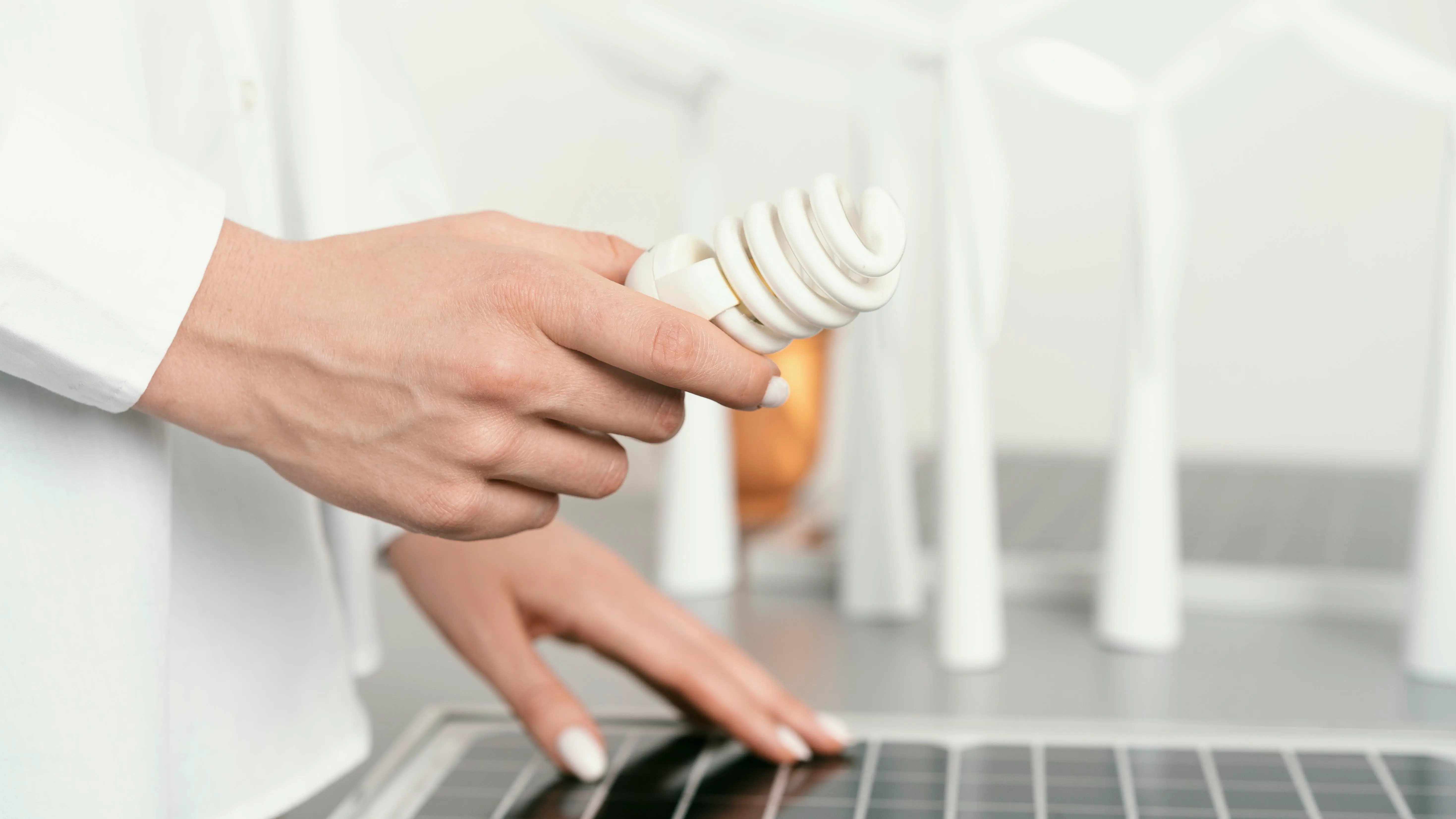 Persona apagando interruptor de luz como parte de hábitos sostenibles para ahorrar energía en casa