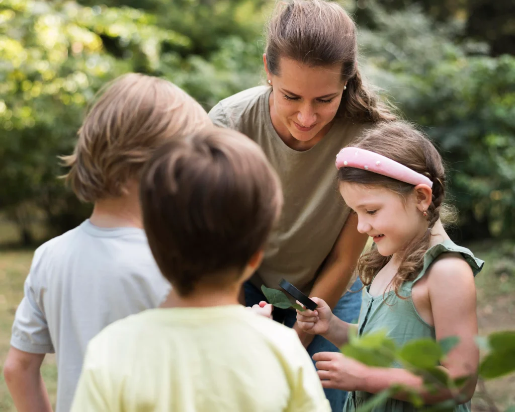 Personas conversando al aire libre como ejemplo de compartir y educar sobre hábitos sostenibles