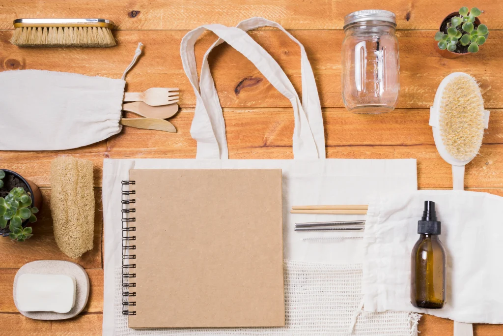 Productos eco-friendly como cubiertos de bambú y bolsas reutilizables para fomentar hábitos sostenibles en el hogar