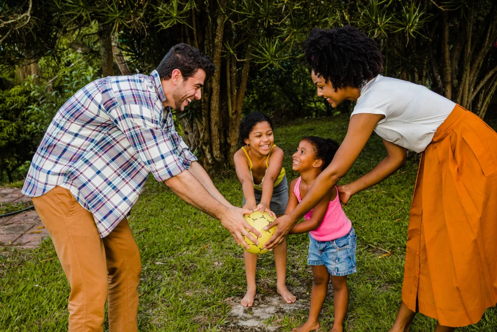 Familia practicando hábitos sostenibles en la naturaleza